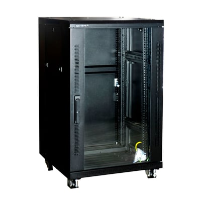 Sort 19" gulvrack med glasdør, 18 HE, 600 x 600 x 1000 mm, med synlige hjul og jording-kabel.