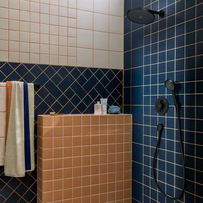 Hansgrohe Activera S hovedbruser i mat sort monteret i et moderne badeværelse med blå vægfliser.