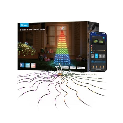Govee Cone Tree Lights opstillet udenfor et hus, lyskæden viser et regnbuefarvet lysshow, med smartphonestyring vist i forgrunden.