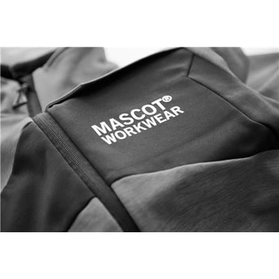 Mascot Workwear stretch-transfer logo trykt med hvid skrift på mørkt tekstil, som en del af et stykke tøj.