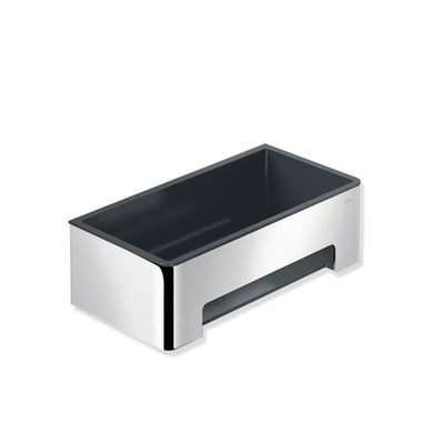 HEWI System 900 brusehylde på 220 x 115 x 67 mm med blank holder og mørk indsats, set skråt ovenfra.