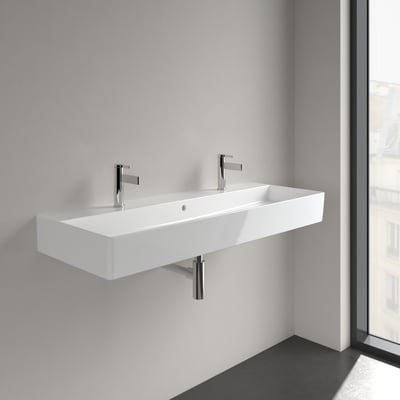 Villeroy & Boch Memento 2.0 håndvask monteret på væg i moderne badeværelse med stort vindue og to vandhaner.