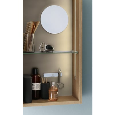 Dansani YOU indvendig skabsbelysning monteret i et højskab med trædetaljer, der lyser hylderne op.