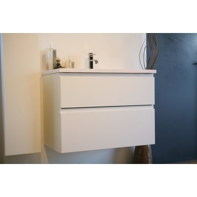 Nærbillede af Cassøe Front 60 cm vaskeskab i hvid med to skuffer, hvid porcelænsvask med armatur.