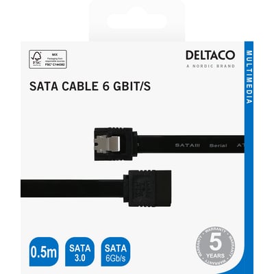 Emballagen viser et sort SATA 3.0-kabel fra Deltaco på 0,5 meter med stik med låseklemme.