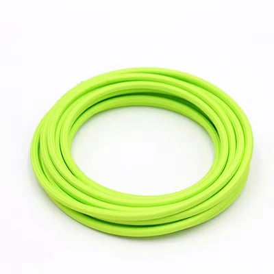 En snoet lysegrøn stofledning på 5 meter med 2x0.75 mm² ledere og 230V, præsenteret på en hvid baggrund.