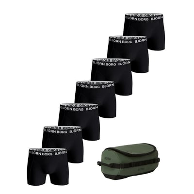 Björn Borg Boxer Solid 7-pak i sort, str. S, med en grøn toilettaske med BORG logo på. Pakken indeholder syv sorte herreunderbukser.