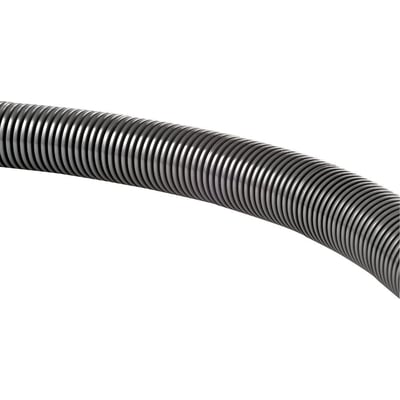 Nærbillede af den grå HellermannTyton HelaGuard HG-SW PA6 slange, der viser dens fleksible og korrugerede overflade.