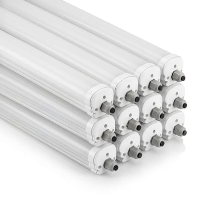 Flere hvide V-TAC LED-armaturer med aflange skærme og grå kabeltilslutninger, model på 48 W og 150 cm.