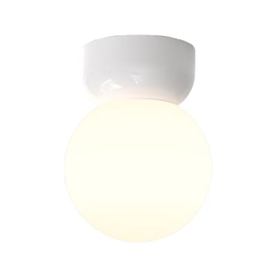 Astro Lighting Lyra Ceiling 180 er en hvid loftlampe med rund, lysende skærm og buet fatning.