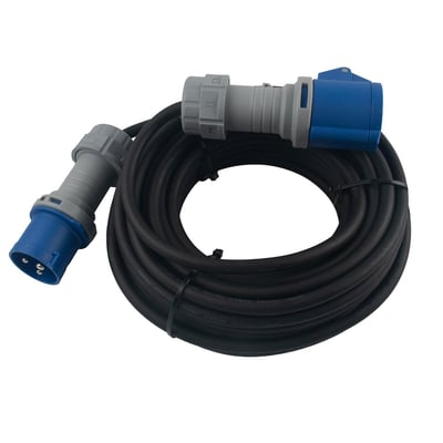 VAERK 15M CEE 3P forlængerkabel med 16A IP44, 3G1,5 H07RN-F kabel. Kabel med blå og grå CEE stikprop samt forlængerled, på hvid baggrund.