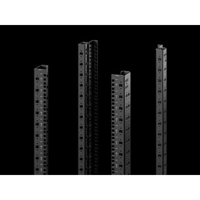 Fire Rittal VX IT profilskinner, 47U, i sort RAL 9005, med præcise monteringshuller, præsenteret mod en sort baggrund.
