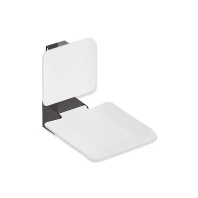 HEWI System 900 klapsæde med ryglæn, 450 x 450 mm, i sortkrom og hvid, vist åbent.