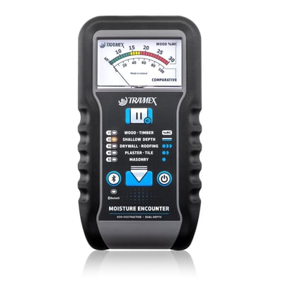 Tramex ME5 fugtmåler med analogt display og knapper til valg af materiale, inklusive Bluetooth-symbol. Produceret i Irland.