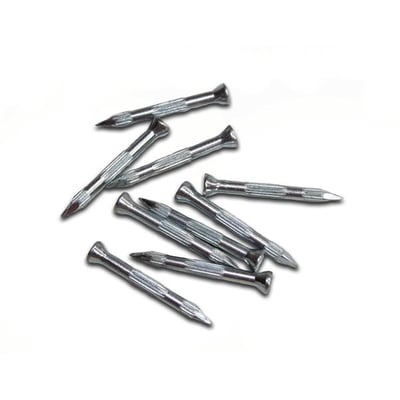 BG Byggros betonsøm i stål, 3,5 cm lange og 3,5 mm tykke, ligger spredt med spidser og brede hoveder synlige.