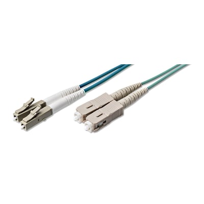 Patchkabel med LC- og SC-stik, viser de to forskellige stiktyper forbundet til et duplex, aqua-farvet OM3 fiberkabel.