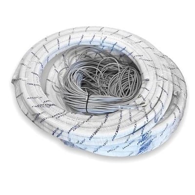 ThermoNova Kita Air rør og kabel kit, 12,5 m, samlet i et bundt med hvidt præisoleret kølerør og grå kabler indeni.