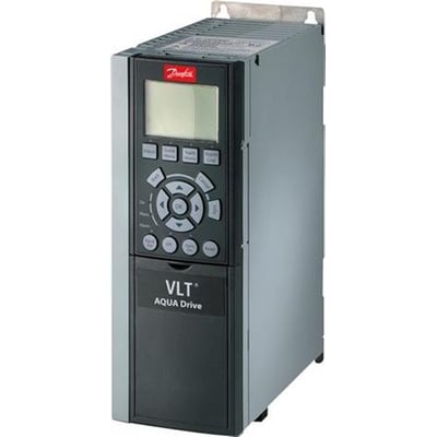 Frontbillede af Danfoss VLT AQUA Drive FC 202 frekvensomformer, der viser mærkaten med logo, modelnavn og specifikationer.