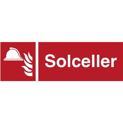 Rødt alu-skilt med hvidt symbol af hjelm og flammer til venstre og hvid tekst 'Solceller' til højre.
