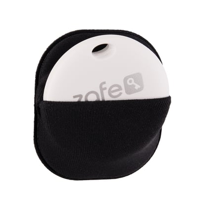 Sort Zafe-sleeve til nøglebrik med hvid nøglebrik stukket ned i den åbne Velcroholder.