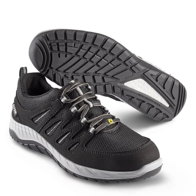 Sika Footwear Maddox Black-Grey Low sikkerhedssko i størrelse 45, vist med sålen opad og en sko på siden med snørebånd og mesh-detaljer.