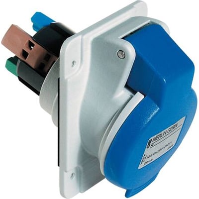 Skråt CEE udtag fra Schneider Electric PratiKa serien med blå kappe, 16A, 3-polet, 250V og IP44 klassificering.