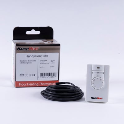 Jevi HH 230-F elektronisk termostat med gulvføler og sort kabel, samt produktæske med tydelige specifikationer.