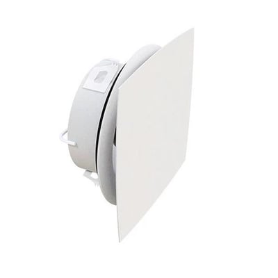 Lindab Airy AIRYB125 ventilhus i hvid set skråt fra siden med den firkantede frontplade synlig.