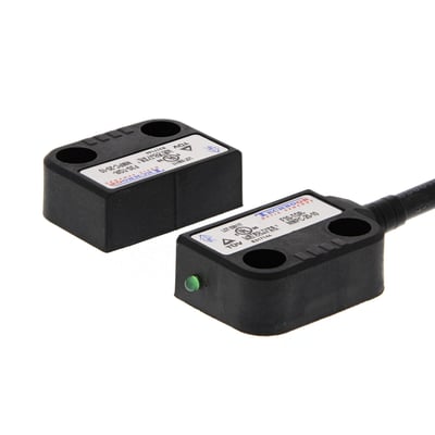 Nærbillede af Omron F3S-TGR-NMPC-21 05 magnetswitch, der viser den grønne LED-indikator og mærkning med produktinformation.