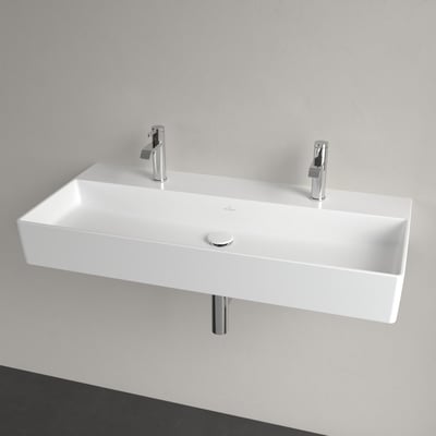 Oversigt over den hvide Villeroy & Boch Memento 2.0 vask med centreret afløb og krom detaljer, monteret på væggen.
