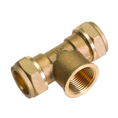 Nærbillede af Conex T-stykke i messing, der viser de to 28mm kompressionskoblinger og 3/4" gevindmuffe på hvid baggrund.