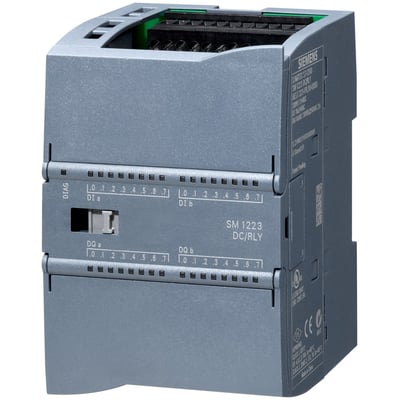 Siemens SIMATIC S7-1200 digital I/O SM 1223 med 8DI AC og 8DO relæ, set fra siden med tydelig mærkning.