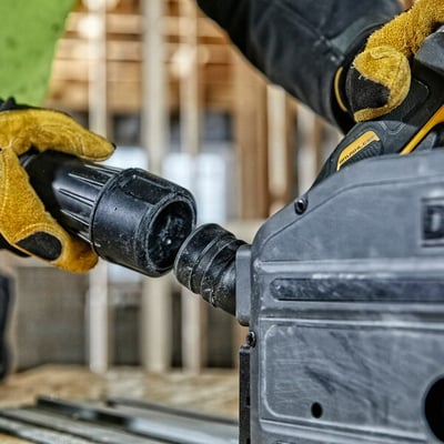 DeWalt 54V Flexvolt dyksav kobles til en støvsuger via en sort adapter med et groft mønster.