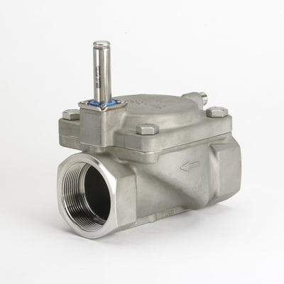 Danfoss EV220BW magnetventil i rustfrit stål, set fra siden med G 1 1/2" gevind. Ventilen er normalt lukket og beregnet til drikkevand.