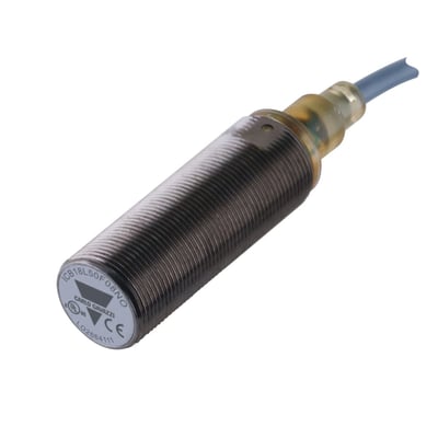 Carlo Gavazzi induktivaftaster M18 med sølvfarvet gevindhus og fast kabel, NPN NO og 8 mm detekteringsafstand.