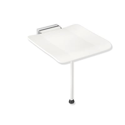 HEWI System 900-klapsæde med hvid siddeflade på 450 x 450 mm, vist udfoldet med gulvstøtte og vægbeslag.