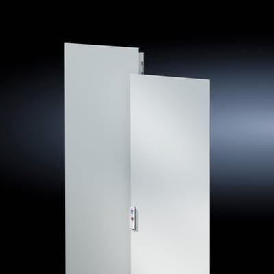 Detalje af Rittal dobbeltlåge VX med aflåseligt håndtag, fremhævet mod en mørk baggrund med dramatisk lyssætning.