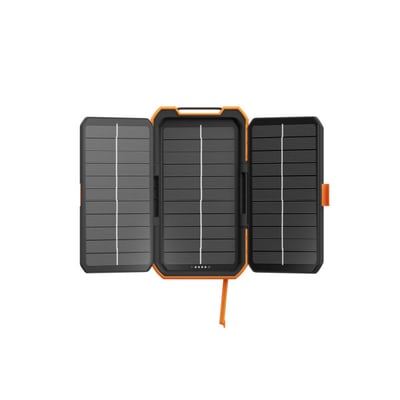 Xtorm Rugged solcelle-powerbank på 10.000 mAh i sort og orange, vist udfoldet med tre solcellepaneler.