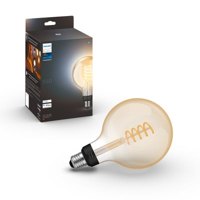 Philips Hue White Ambiance G125 Globe-filamentpære med synligt snoet filament og E27-sokkel ved siden af emballagen.