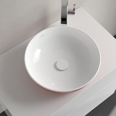 Villeroy & Boch Artis 43 cm bordstående vask i orange keramik, monteret på hvid bordplade med krom vandhane.