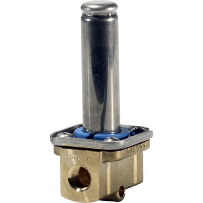 Tættere visning af Danfoss EV210B magnetventil med messinghus og G 1/8 gevindtilslutning, blå pakning synlig.