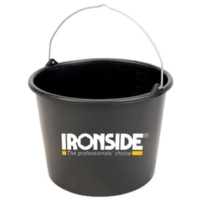 Sort Ironside murerspand på 20 liter med metalhank og indvendig literskala, set forfra.