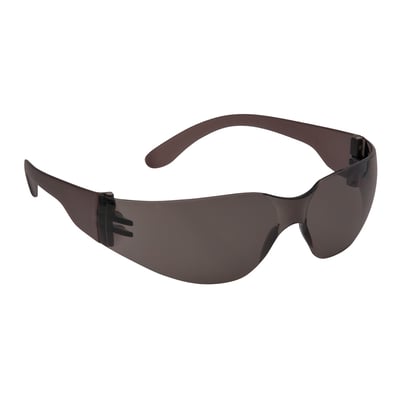Sikkerhedsbrille PW32 med mørke, tonede glas og mørkegrå stel og stænger, præsenteret isoleret.