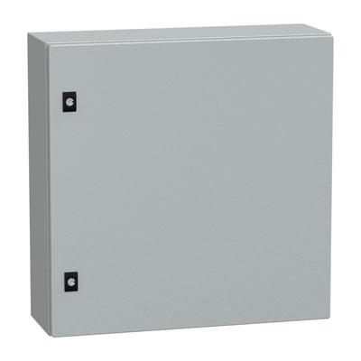 Lukket Schneider Electric CRN metal vægskab, 600x600x200 mm i RAL7035, med IP66 klassificering og synlige monteringsbeslag på fronten.