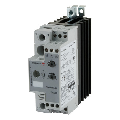 Carlo Gavazzi 1-polet analogstyret solid-state-relæ med sort køleprofil og tilslutningsklemmer, set skråt forfra.
