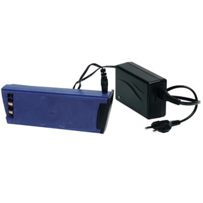 Sundström Safety SR502 HD-litiumionbatteri i blå og sort med tilsluttet oplader til SR 500.