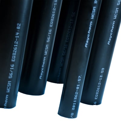 TE Connectivity FCSM krympeslange i sort materiale, med hvid tekst der angiver specifikationer og produktionsdatoer.