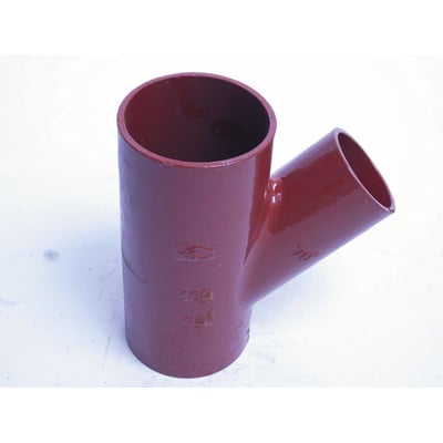 Rødt SML grenrør i støbejern med 45 graders vinkel, dimensioner 150mm til 100mm, uden muffe, vist på hvid baggrund.