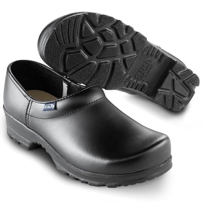 Sika Footwear Træsko Flex 8005 i sort læder, med bred pasform og synlig Sika logo. Sålen viser mønster og oliebestandighed.