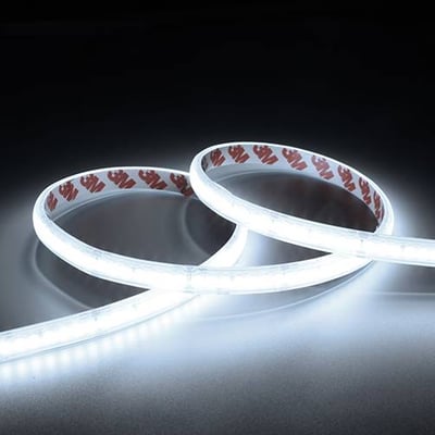 Nærbillede af Ansell Lighting E-Cell Eco LED strip med 3M klæbende bagside, viser LED dioderne og den neutrale farve.